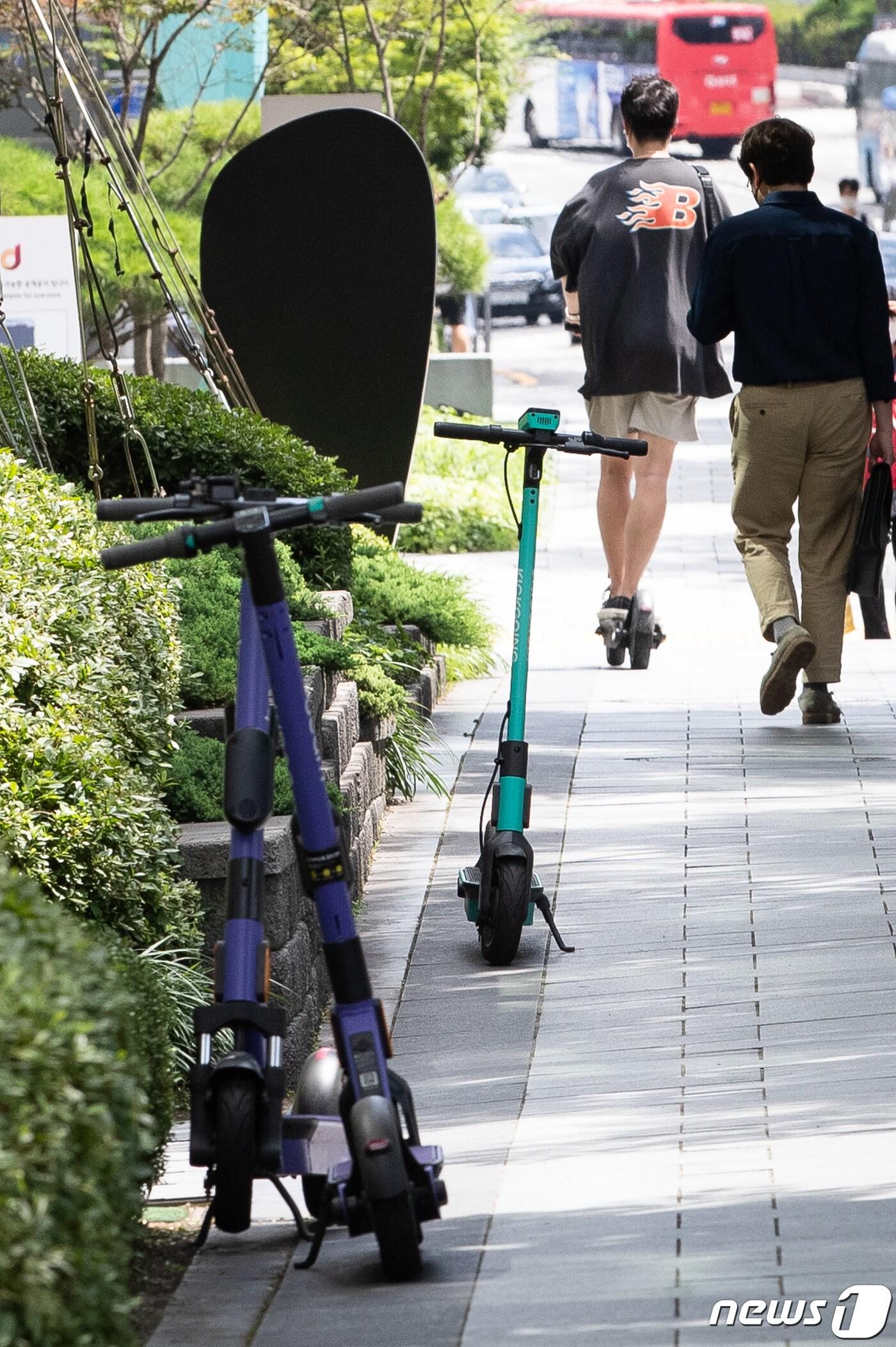 본문 이미지 - 시내 보도에 주차돼 있는 전동킥보드. /뉴스1 ⓒ News1 유승관 기자
