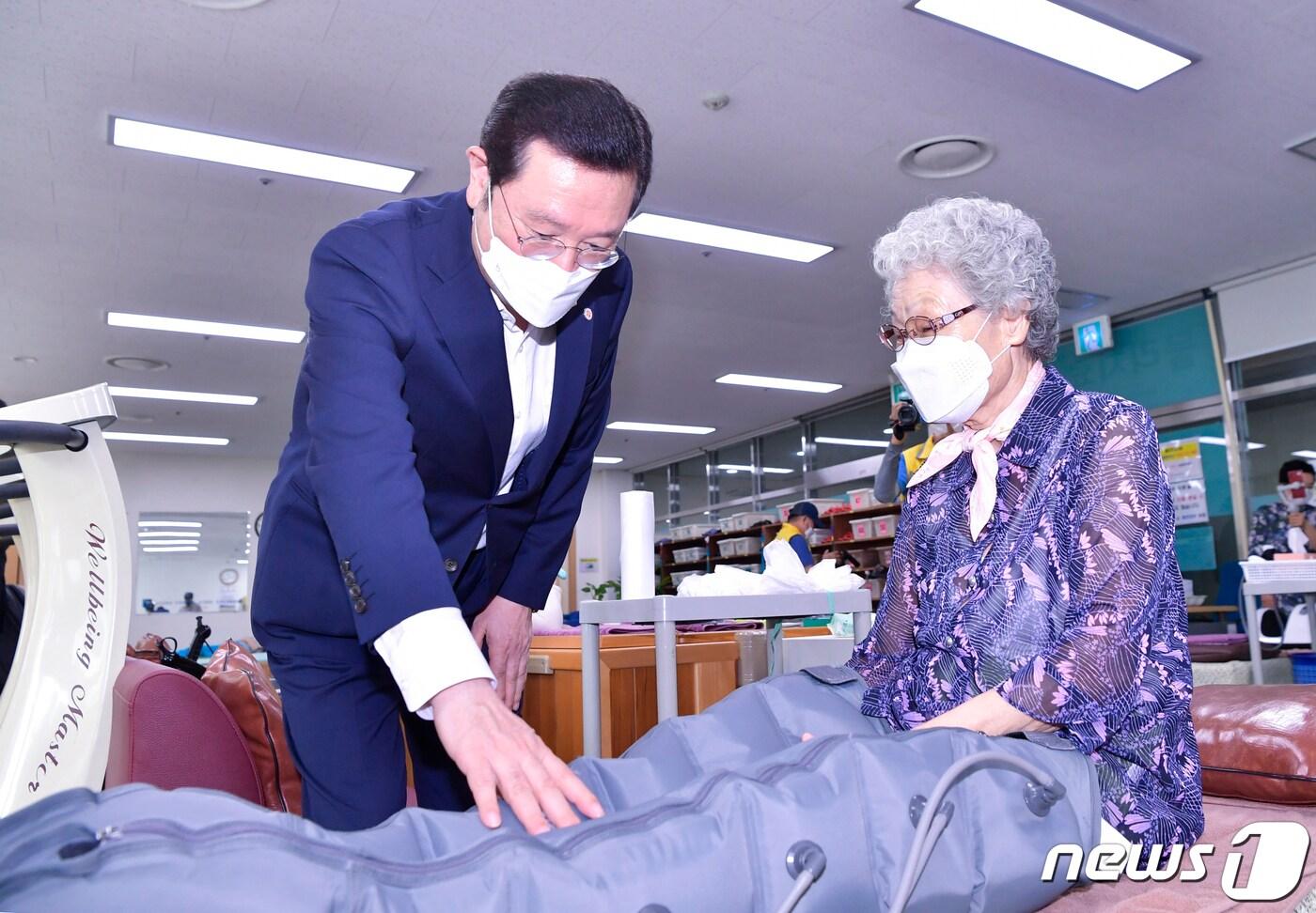 본문 이미지 - 이용섭 광주시장이 14일 오후 남구 빛고을노인건강타운을 방문해 복지관에서 물리치료중인 노인을 격려하고 있다.(광주시 제공)2021.7.14/뉴스1 ⓒ News1