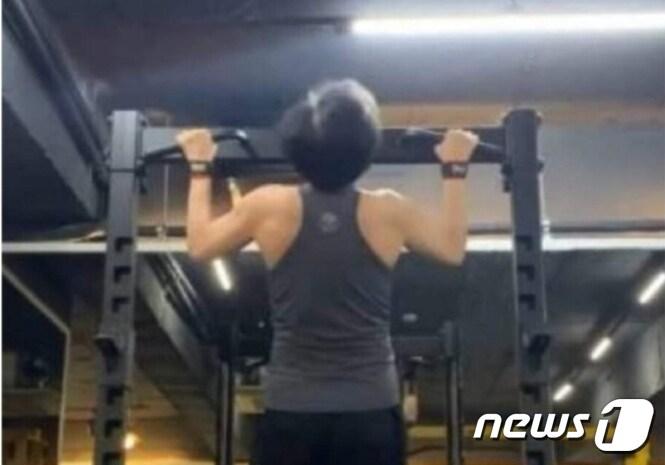 본문 이미지 - 조국 전 장관이 13일 자신의 페이스북에 올린 턱걸이 운동 영상. (조국 전 장관 페이스북 캡처)ⓒ 뉴스1