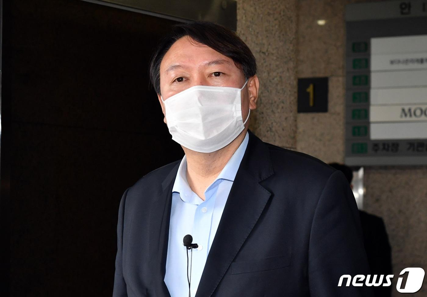 본문 이미지 - 윤석열 전 검찰총장이 15일 서울 종로구 경희궁길 반기문재단에서 반기문 전 UN 사무총장을 예방한 후 취재진과 대화하고 있다. ⓒ News1 국회사진취재단