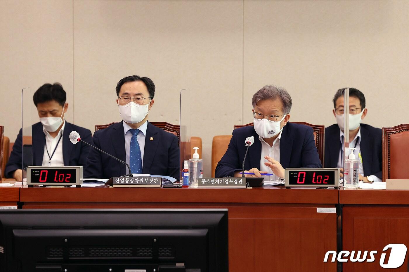 본문 이미지 - 15일 오전 국회에서 열린 산업통상자원중소벤처기업위원회 전체회의에서 문승욱 산업통산자원부 장관, 권칠승 중소벤처기업부 장관이 의원들 질의에 답하고 있다. (국회 제공) 2021.7.15/뉴스1 ⓒ News1 이동해 기자