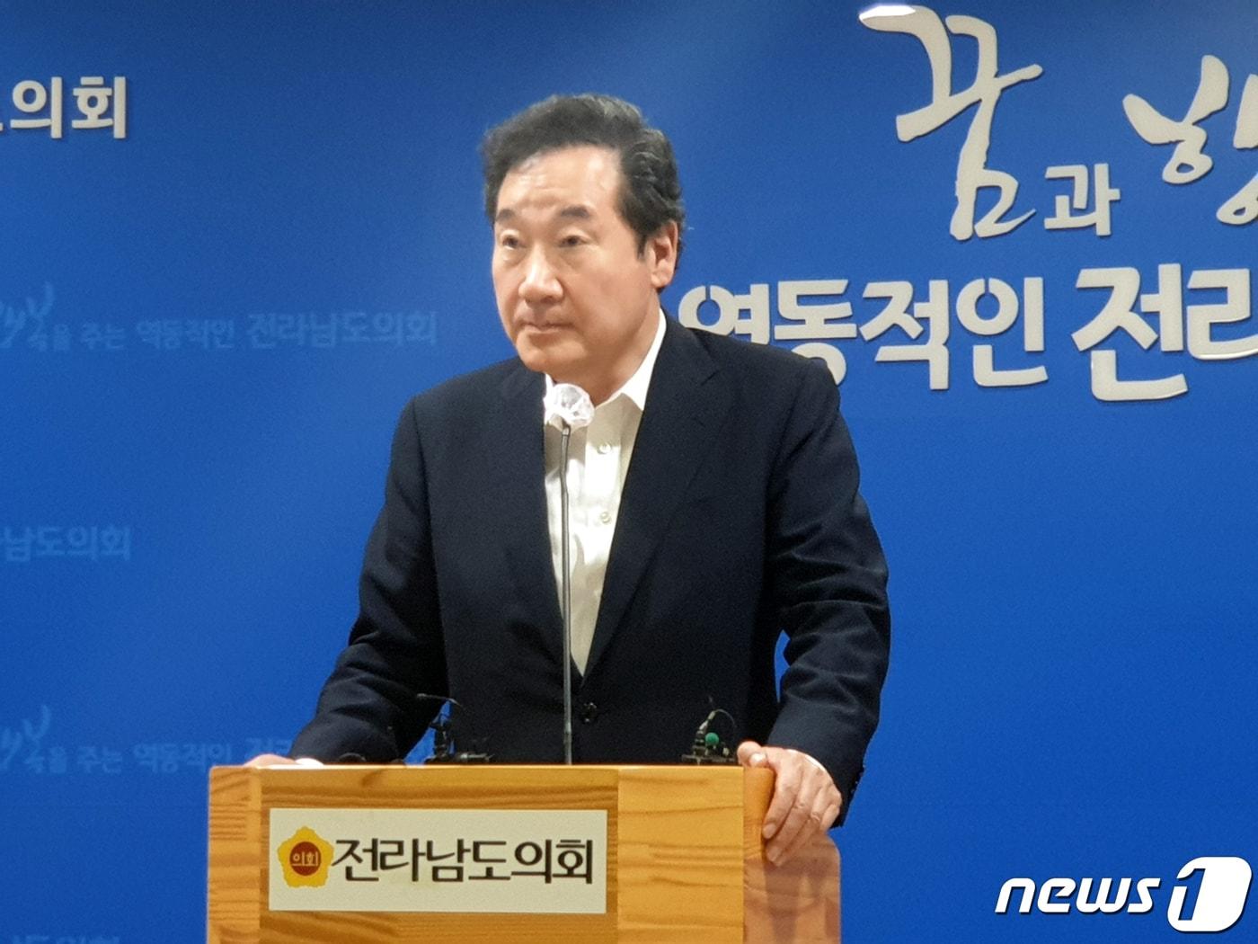 본문 이미지 - 15일 오후 전라남도의회 5층 브리핑룸에서 더불어민주당 대권 주자인 이낙연 전 대표가 기자들을 만나 질문에 답변을 하고 있다. 2021.7.15/뉴스1 ⓒ News1 전원 기자