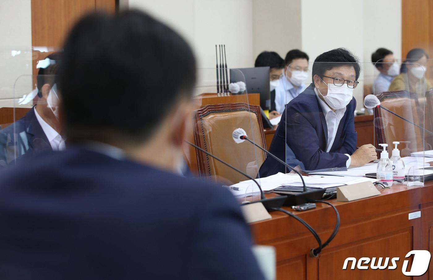 본문 이미지 - 15일 오후 서울 여의도 국회에서 열린 제2차 기획재정위원회 조세소위원회에서 박형수 국민의힘 의원이 의사진행 발언을 하고 있다. 2021.7.15/뉴스1 ⓒ News1 이동해 기자