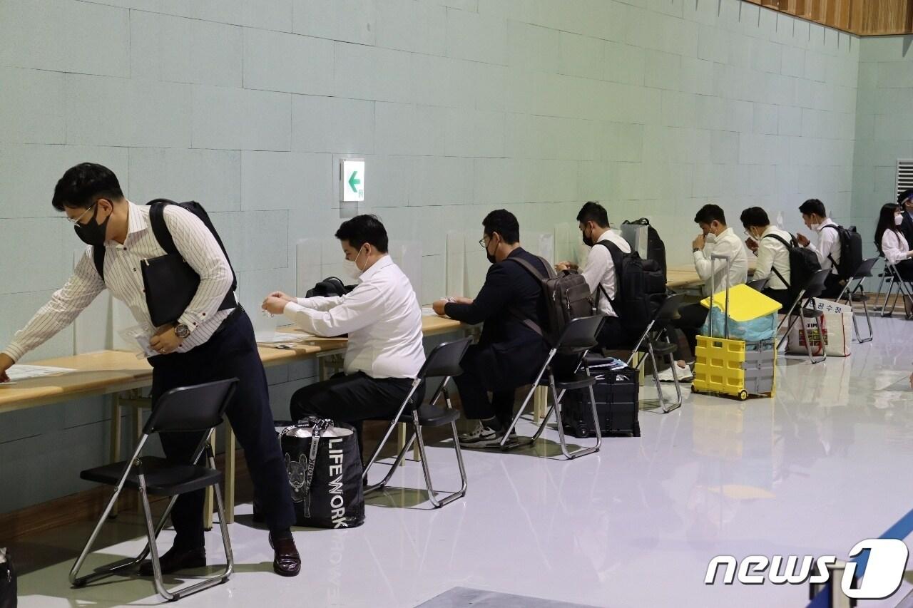 본문 이미지 - 울산전시컨벤션센터(UECO)는 현재 개최 중인 '코베 베이비페어&유아교육전'에서 상주인원 전원을 대상으로 코로나19 신속진단키트 검사를 도입한다.ⓒ 뉴스1