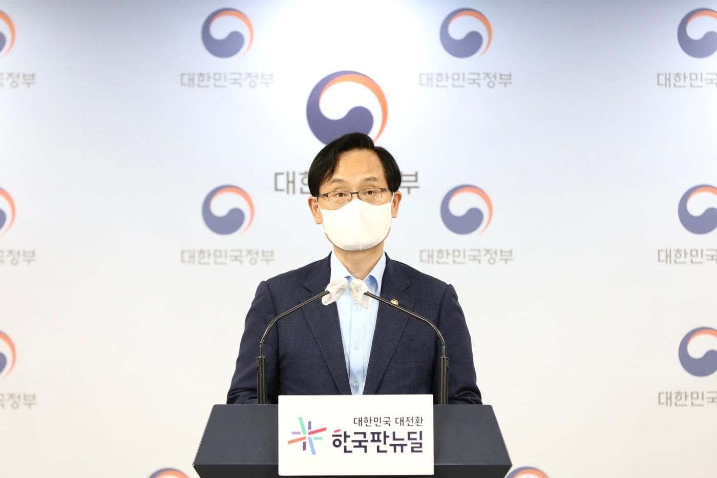 본문 이미지 - 강성천 중소벤처기업부 차관이 15일 오후 서울 종로구 정부서울청사 브리핑실에서 소상공인 지원방안 관련 브리핑을 하고 있다. 강 차관은 신종 코로나 바이러스 감염증(코로나19) 장기화로 피해를 입은 소상공인·자영업자 지원을 위한 '희망회복자금'을 8월 셋째주부터, '손실보상금'을 10월 말부터 지급하기로 했다고 전했다. (중소벤처기업부 제공) 2021.7.15/뉴스1