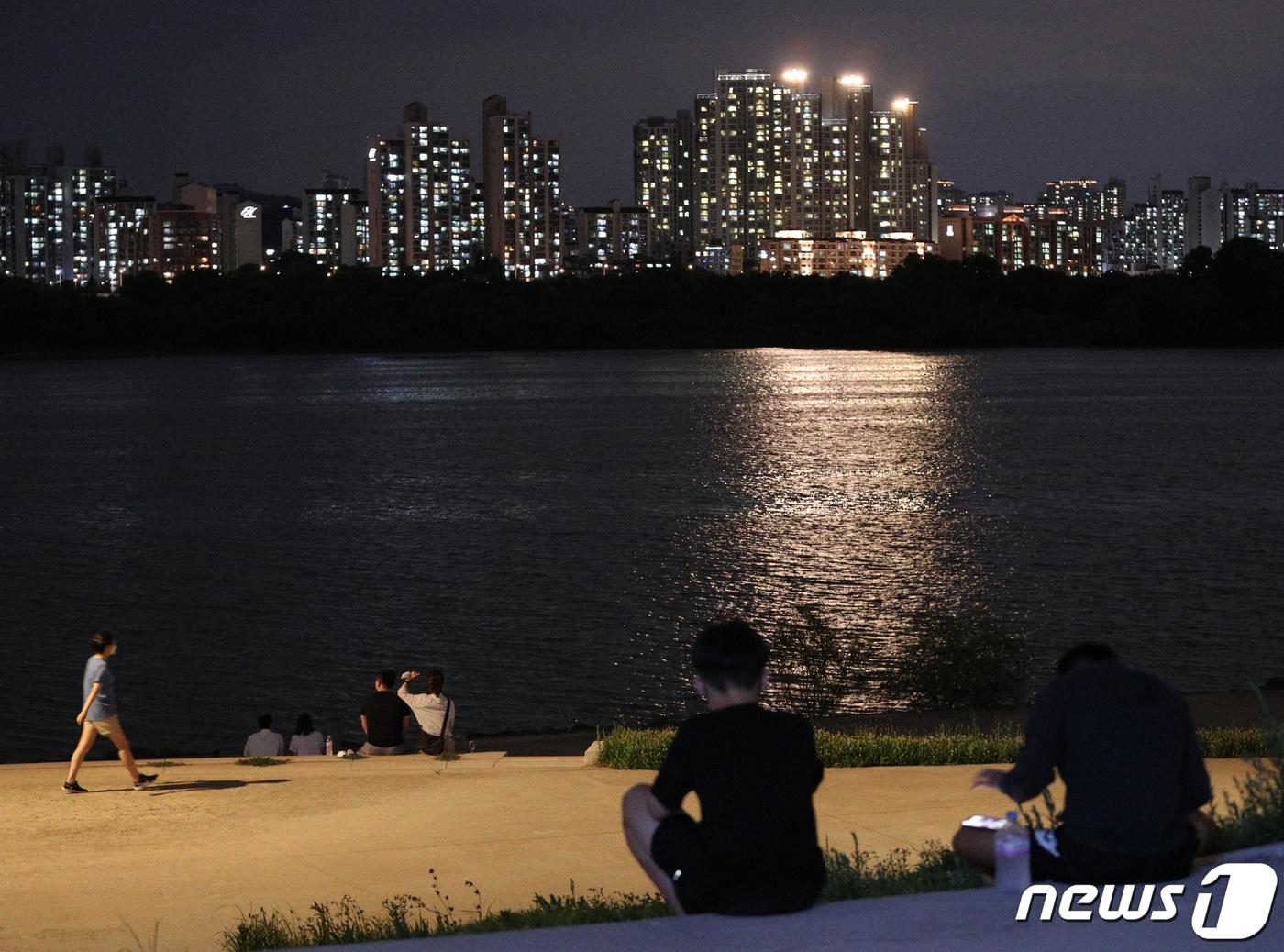본문 이미지 - 열대야 현상이 나타난 15일 오후 서울 여의도한강공원에서 한강사업본부 관계자가 거리두기 및 음주 단속을 하고 있다. 기상청은 오는 18∼19일께 장마가 차차 끝난 후 지금보다 한 단계 더 강한 더위가 찾아올 것으로 예보했다. 2021.7.15/뉴스1 ⓒ News1 신웅수 기자