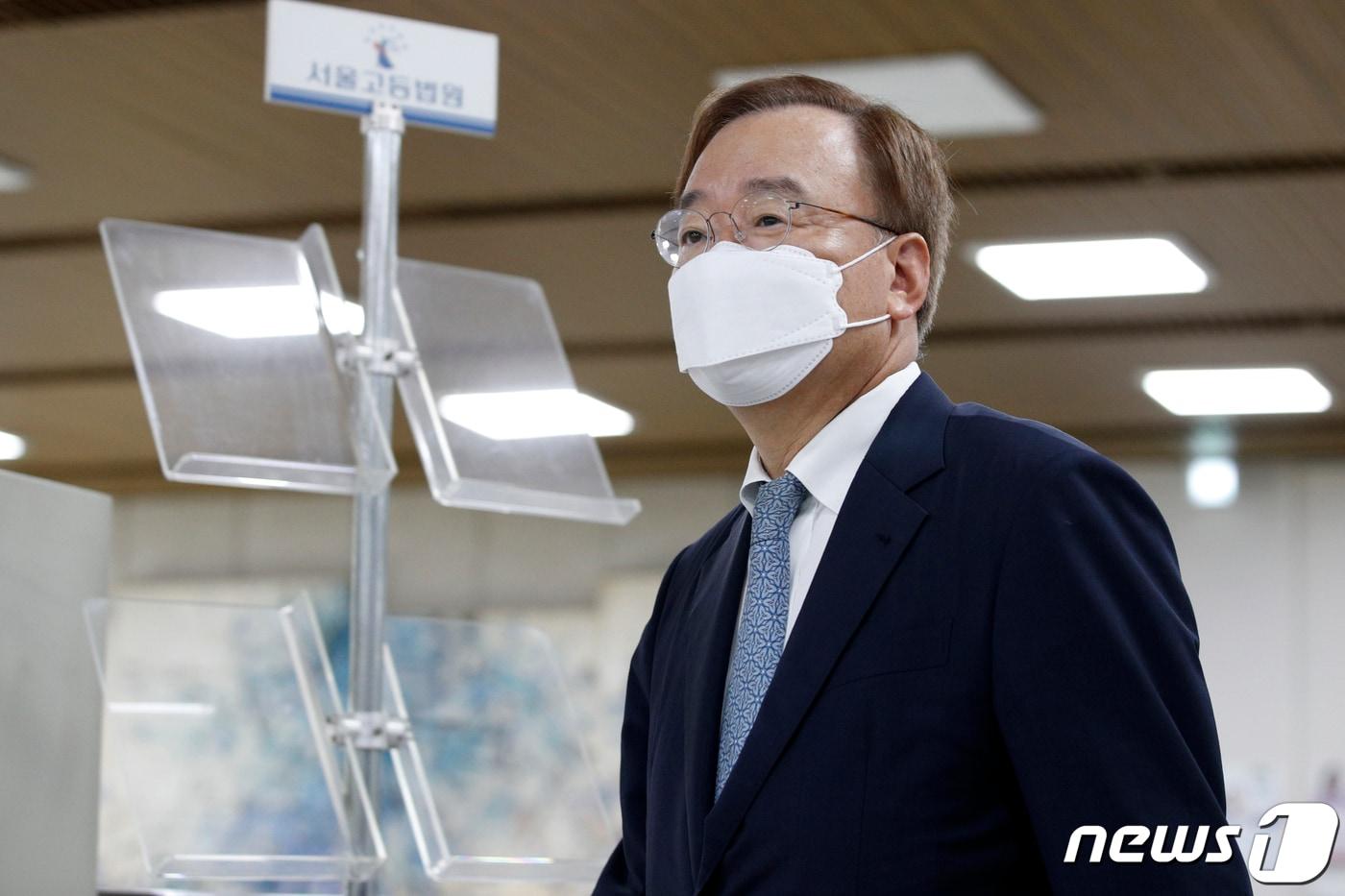 본문 이미지 - 한·미 정상 간 통화 내용을 유출한 혐의를 받는 강효상 전 자유한국당(국민의힘 전신) 의원이 16일 오후 서울 서초구 중앙지방법원에서 외교상기밀누설 등 1심 공판에 출석하고 있다. 2021.7.16/뉴스1 ⓒ News1 안은나 기자