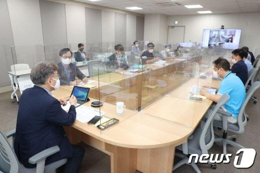 본문 이미지 - 권칠승 장관(가운데)이 손실보상 TF회의를 주재하고 있다. ⓒ 뉴스1