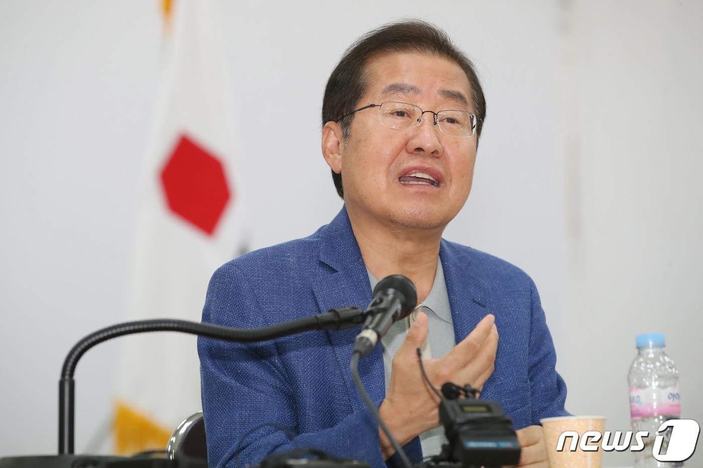 국민의힘 홍준표 의원이 16일 오후 대구 수성구 범어동 국민의힘 대구시당에서 열린 복당 후 첫 지역기자 간담회에서 100억 원대 사기로 구속 기소된 '가짜 수산업자' 관련 질문에 답하고 있다. 2021.7.16/뉴스1 ⓒ News1 공정식 기자