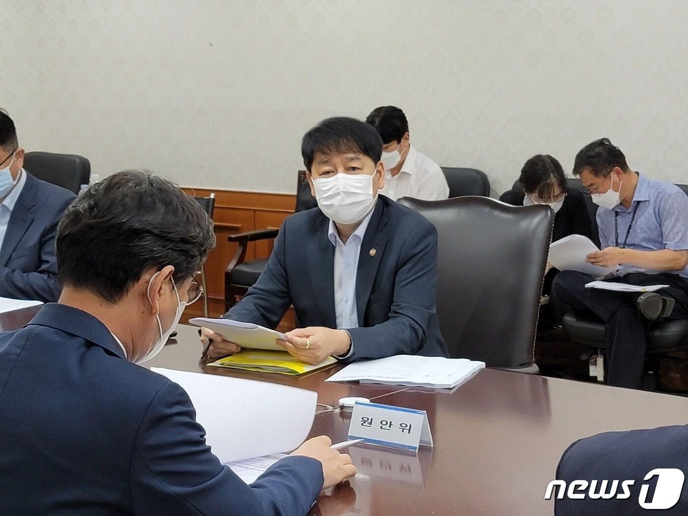 본문 이미지 - 구윤철 국무조정실장이 16일 오후 정부서울청사에서 일본 후쿠시마 원전 오염수 TF 관계부처 회의를 주재하고 있다. (총리실 제공) ⓒ 뉴스1