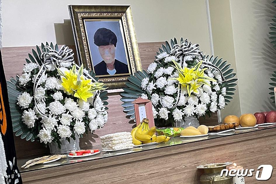 본문 이미지 - 지난 5월15일 인천 강화도의 한 장례식장에 마련된 고(故) 백동민(가명·24)의 빈소 모습 ⓒ 뉴스1