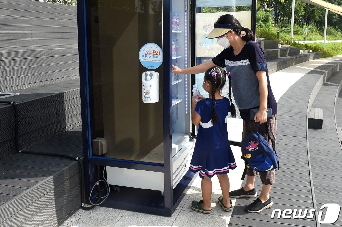 힐링냉장고 이용 모습(노원구제공)ⓒ 뉴스1