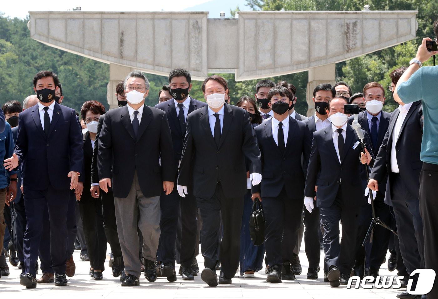 본문 이미지 - 대권 도전에 나선 윤석열 전 검찰총장이 17일 오전 광주 북구 운정동 국립5·18민주묘지에서 참배를 위해 묘역에 들어서고 있다. 2021.7.17/뉴스1 ⓒ News1 황희규 기자