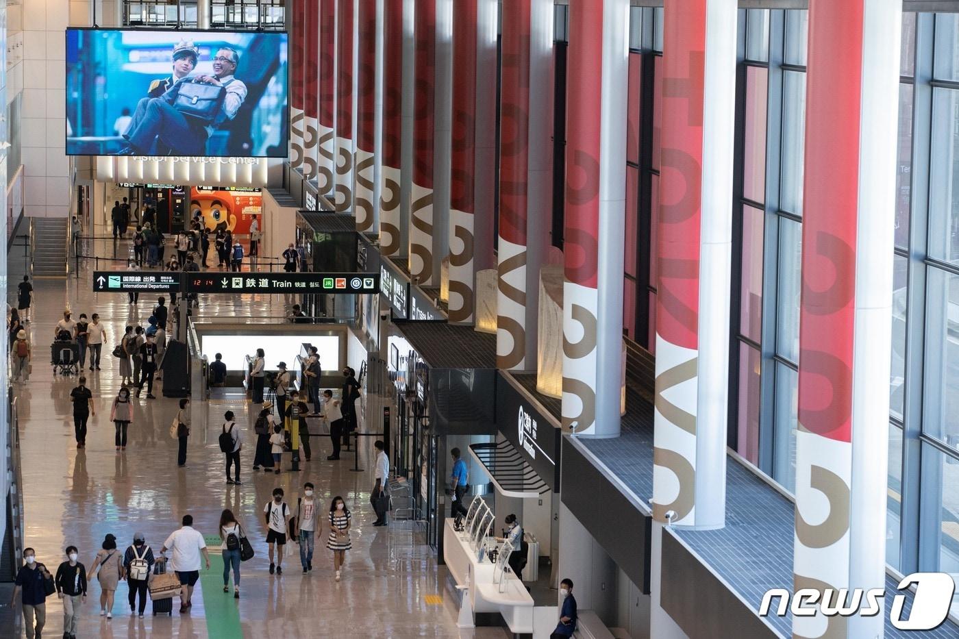 2020 도쿄올림픽 개막을 6일 앞둔 17일 오후 일본 나리티공항에서 보안요원들이 순찰을 하고 있다. 2021.7.17/뉴스1 ⓒ News1 이재명 기자