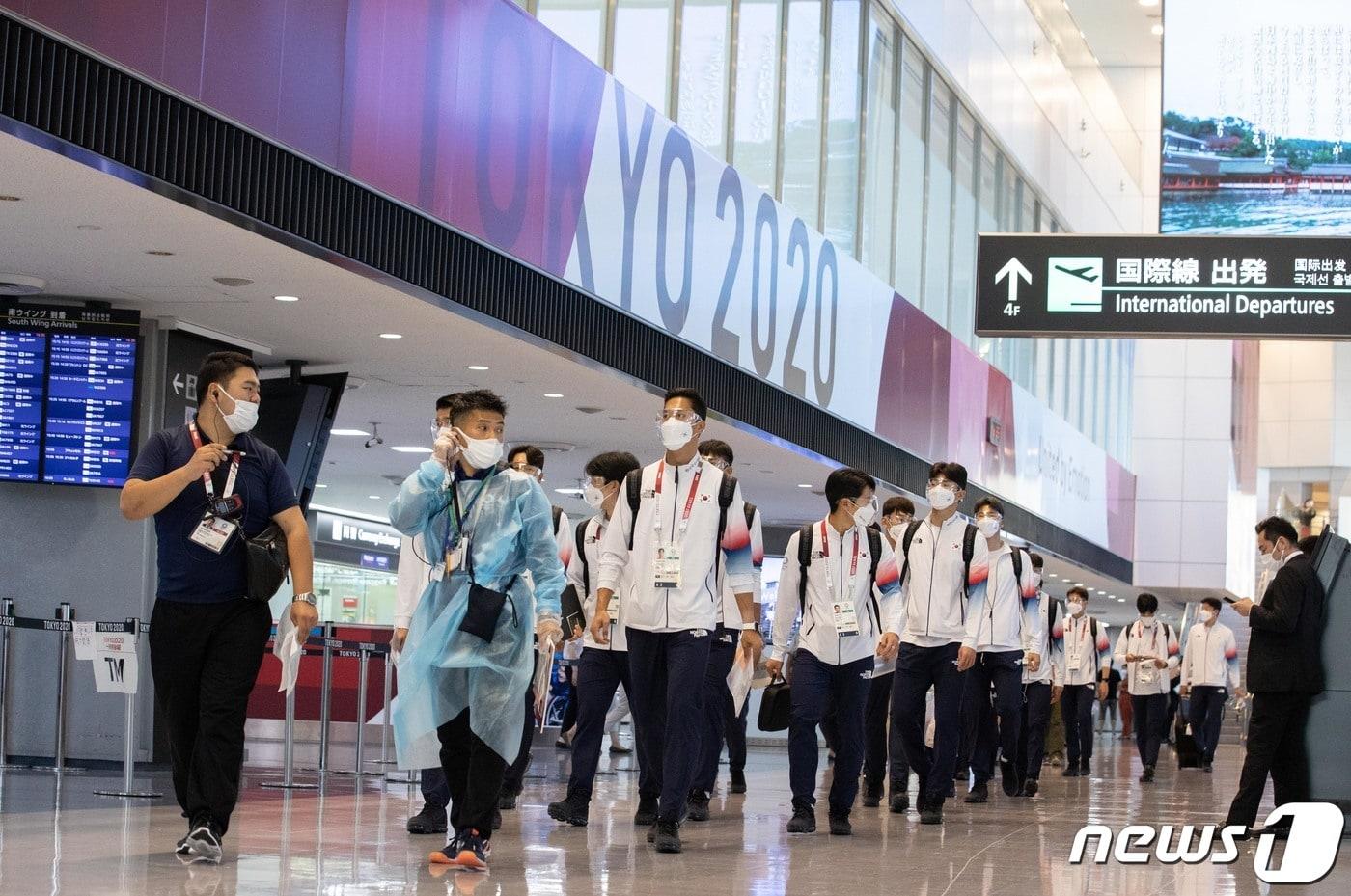 본문 이미지 - 대한민국 올림픽 축구대표팀 선수들이 17일 오후 2020 도쿄올림픽 참석을 위해 일본 도쿄 나리타 국제공항으로 입국하고 있다. 2021.7.17/뉴스1 ⓒ News1 이재명 기자