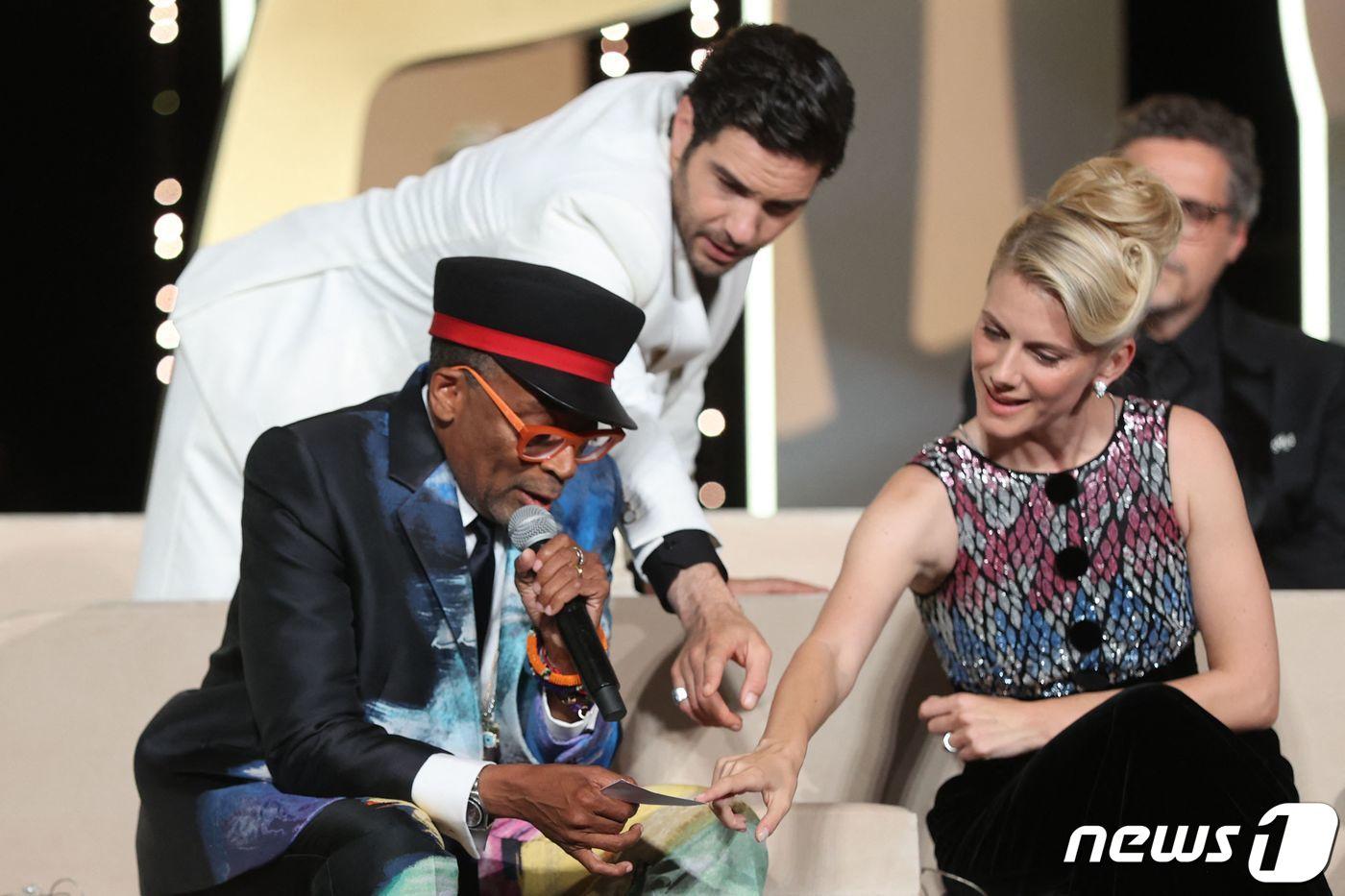 수상작 발표 중인 스파이크 리 심사위원장 ⓒ AFP=뉴스1