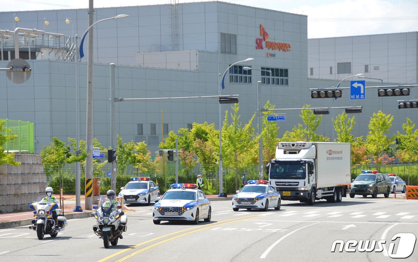 본문 이미지 - 18일 오전 경북 안동 SK바이오사이언스 공장에서 아스트라제네카(AZ)사의 신종 코로나바이러스 감염증(코로나19) 백신 118만8천회분이 출하되고 있다. 이번에 출하되는 백신은 정부가 개별 계약한 물량이며, 대부분 5~6월 아스트라제네카 백신 1차 접종을 받았던 60~74살 등의 2차 접종에 활용될 예정이다. (질병관리청 제공) 2021.7.18/뉴스1