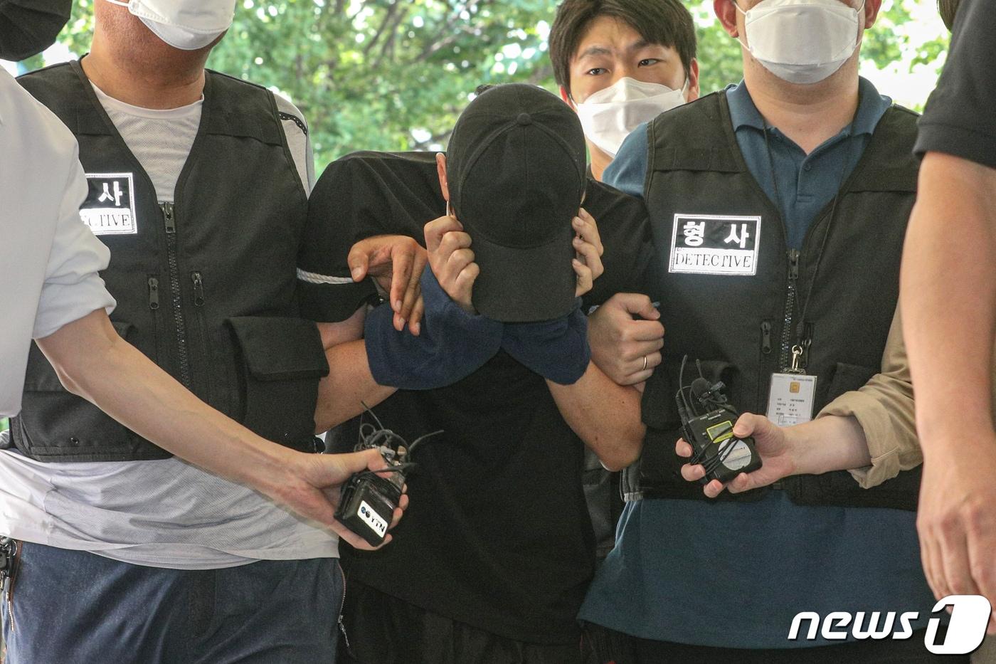 본문 이미지 - 서울 마포구의 한 오피스텔에서 지인을 살해한 피의자가 7월18일 오후 서울 마포구 서부지방법원에서 열린 구속영장실질심사에 출석하고 있다. 2021.7.18/뉴스1 ⓒ News1 성동훈 기자