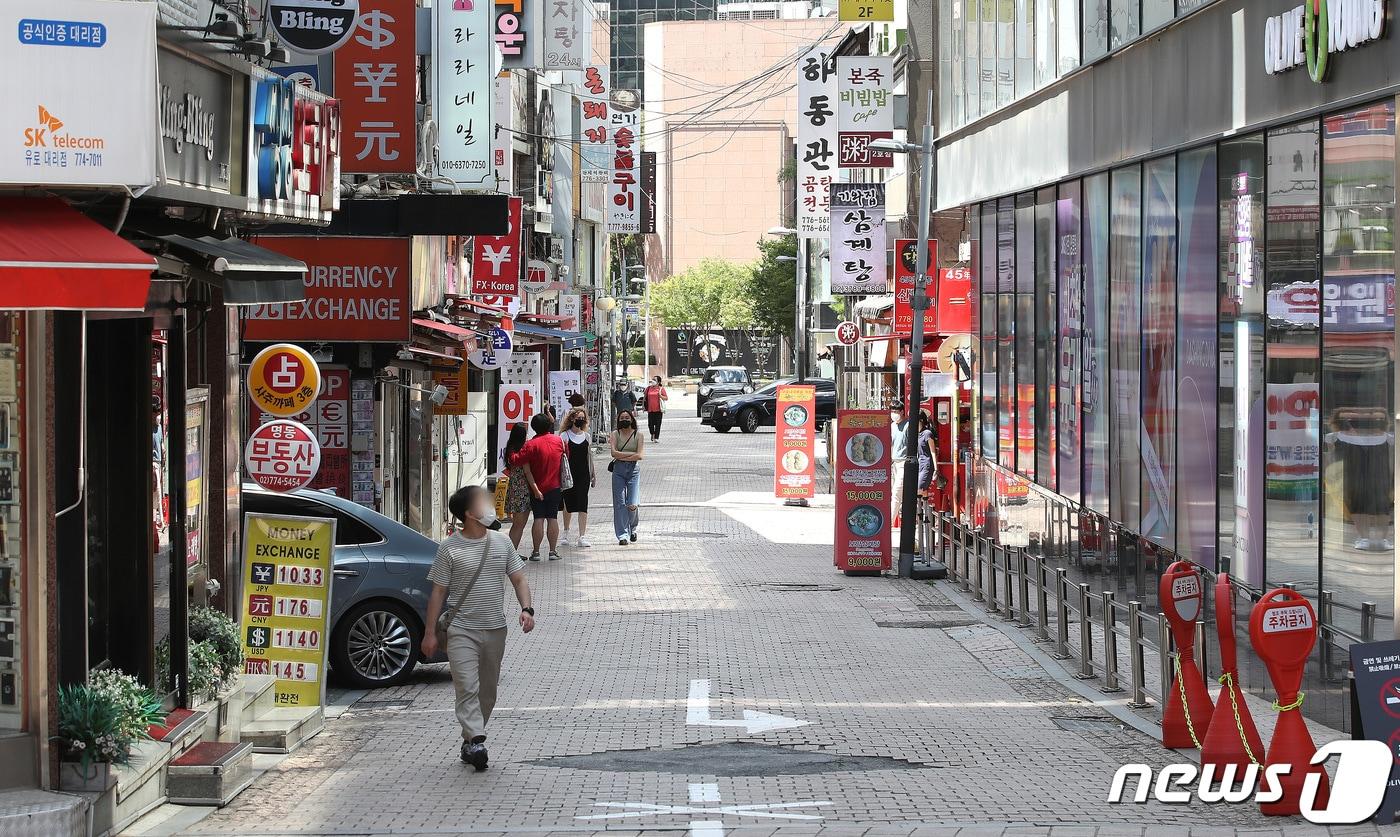 본문 이미지 - 수도권 거리두기 4단계 시행 후 첫 주말인 18일 오후 서울 명동거리가 한산한 모습을 보이고 있다. 2021.7.18/뉴스1 ⓒ News1 임세영 기자