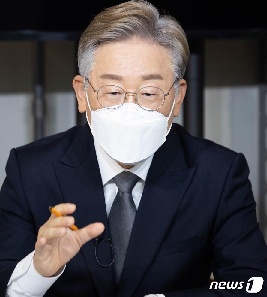 본문 이미지 - 이재명 경기도지사는 21일 "기본소득 탄소세 도입을 서둘러야 한다"고 밝혔다. (이재명 캠프 제공) /뉴스1 ⓒ News1 오대일 기자