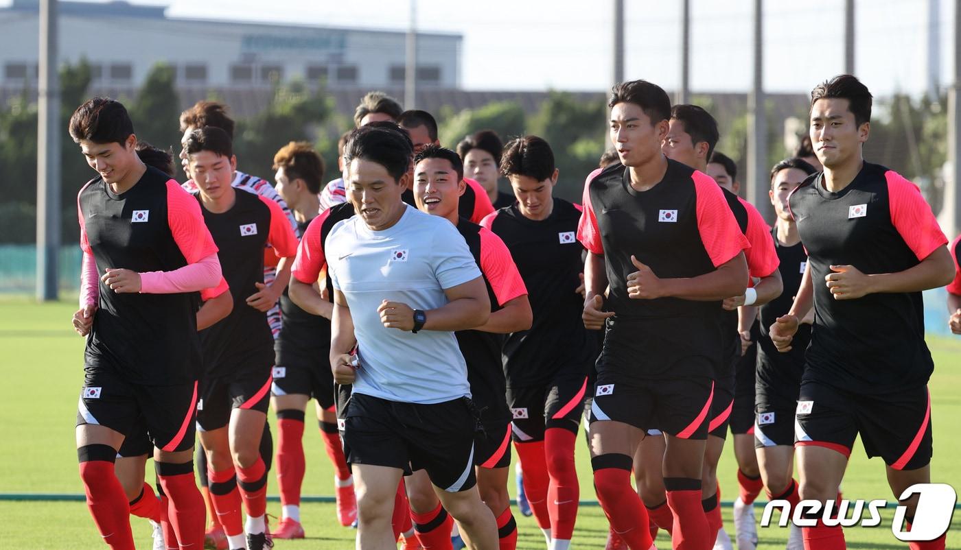 본문 이미지 - 올림픽 축구대표팀 선수들이 18일 오후 일본 이바라키현 가시마시 노스 시사이드 훈련장에서 2020 도쿄올림픽 조별 예선전 경기를 앞두고 훈련하고 있다. 2021.7.18/뉴스1 ⓒ News1 이재명 기자