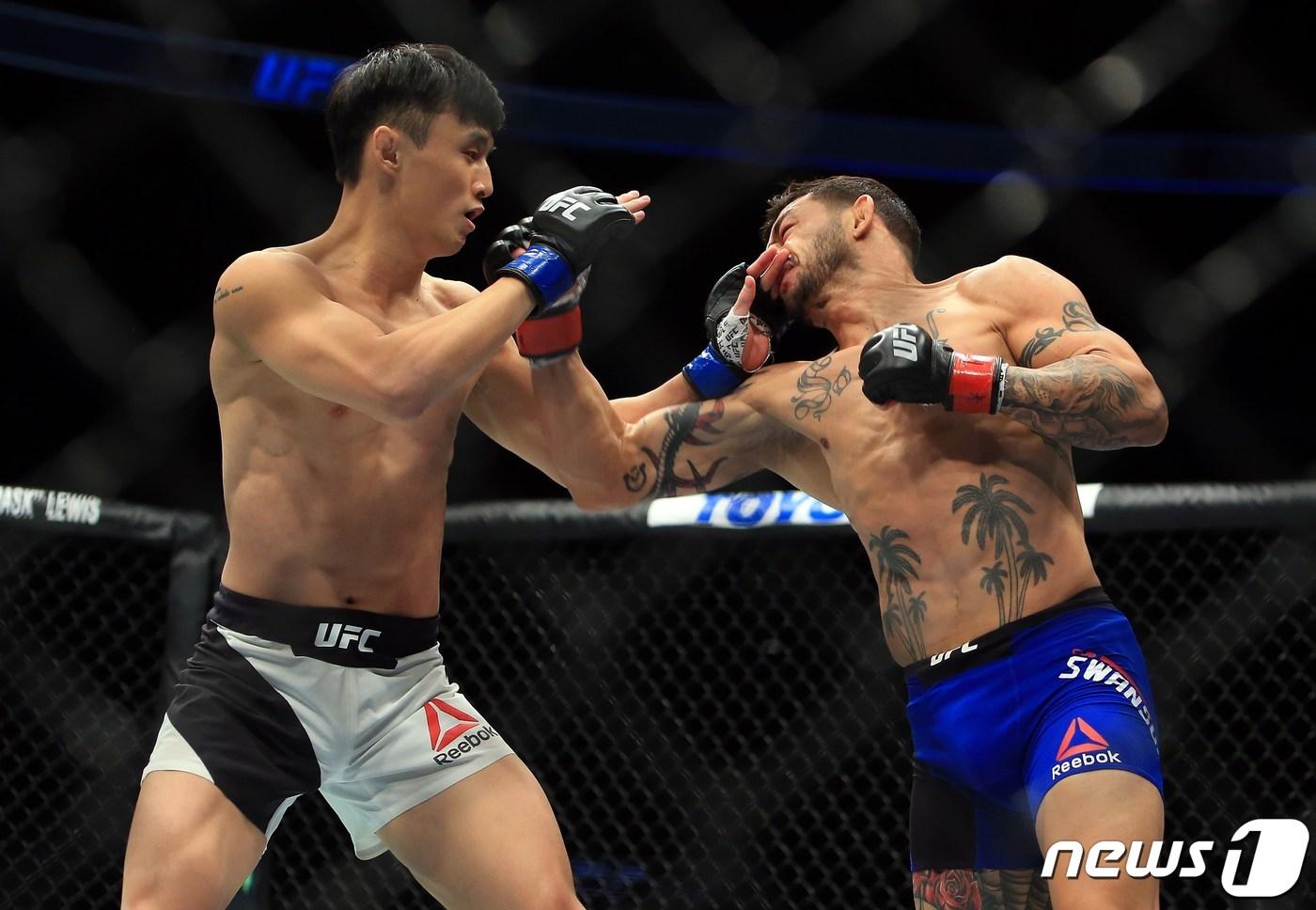 최두호(왼쪽)가 불의의 부상으로 UFC 출전이 좌절됐다.ⓒ AFP=뉴스1