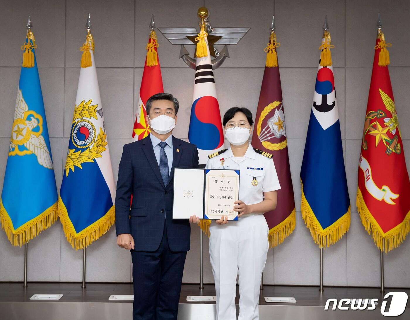 본문 이미지 - 서욱 국방부 장관(왼쪽)이 19일 서울 용산구 국방부 청사에서 고민숙 해군 대령(진)을 ‘공군 성폭력 피해 부사관 사망사건’ 관련 특임군검사로 임명한 뒤 기념촬영을 하고 있다. (국방부 제공) 2021.7.19/뉴스1