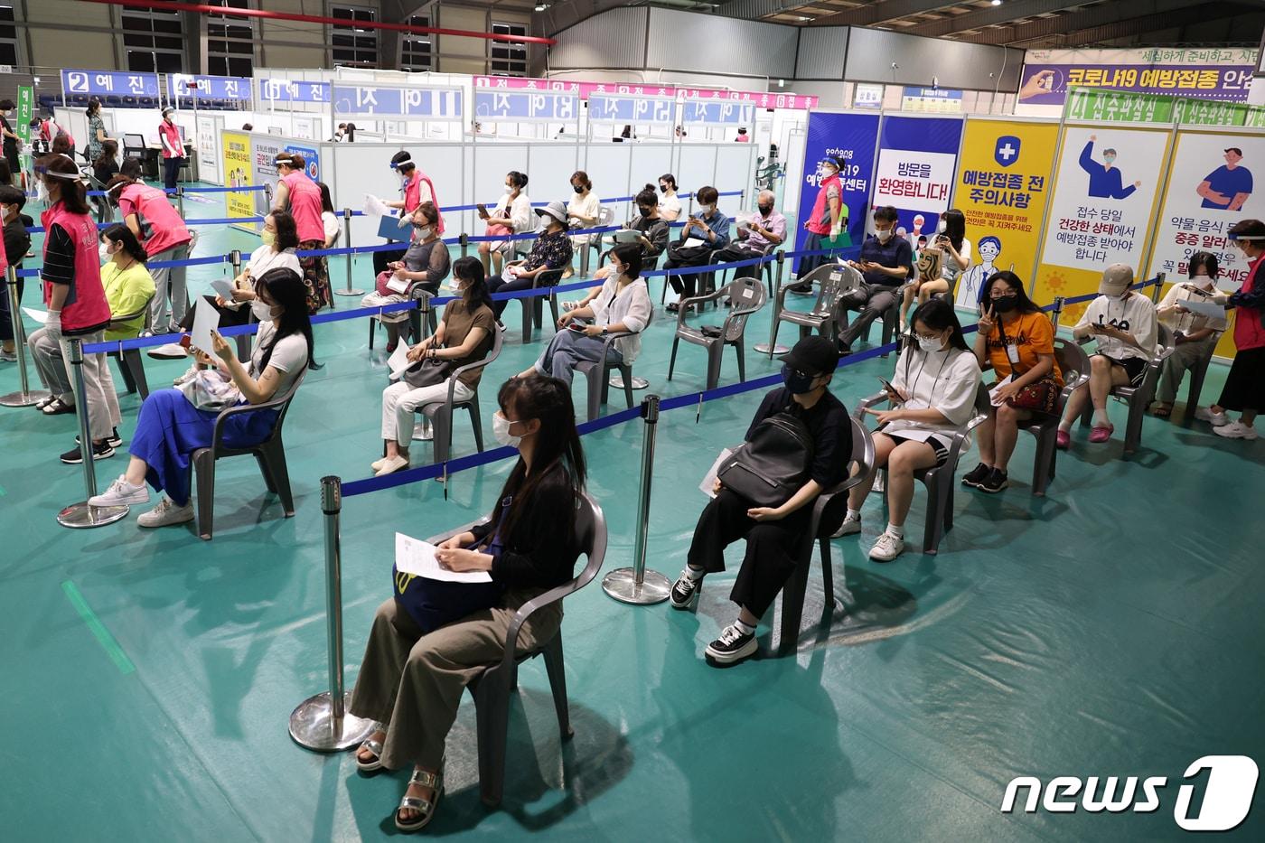 본문 이미지 - 경북 포항시 북구 지역 고3학년들과 교직원들이 북구 코로나19 예방접종센터인 한마음체육관에서 신종 코로나바이러스 감염증(코로나19) 화이자 백신을 접종받기 위해 기다리고 있다. 2021.7.19 /뉴스1 ⓒ News1 최창호 기자