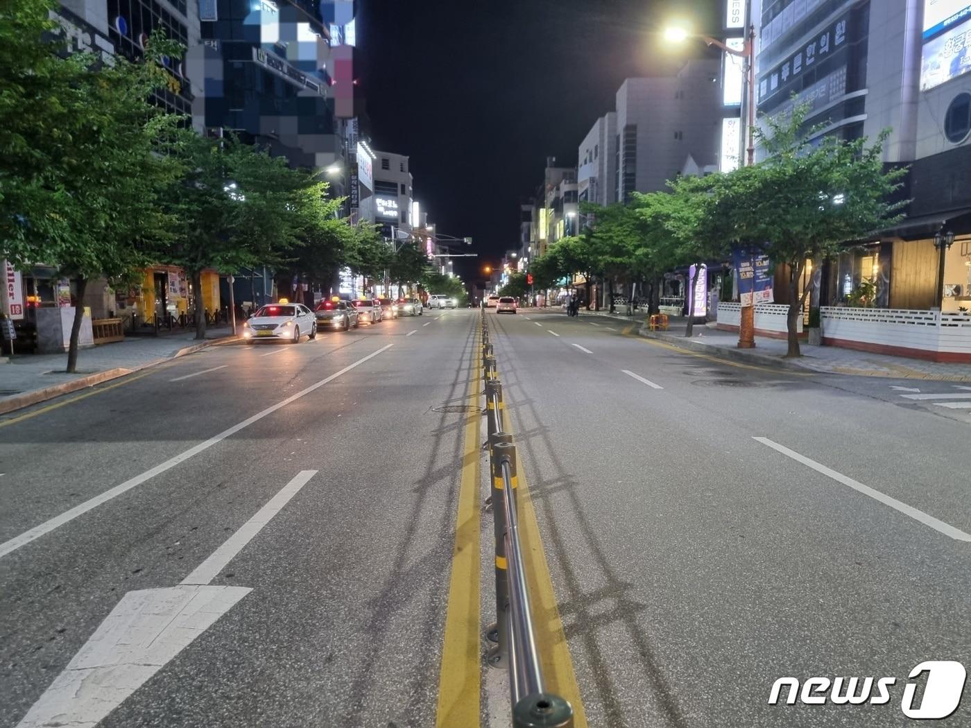 본문 이미지 - 강원 강릉시의 사회적 거리두기 4단계 적용 첫 날인 지난 19일 오후 9시쯤 지역 최대 유흥밀집지인 강릉 교동 일대가 텅 비어있다. 2021.7.19/뉴스1 윤왕근 기자
