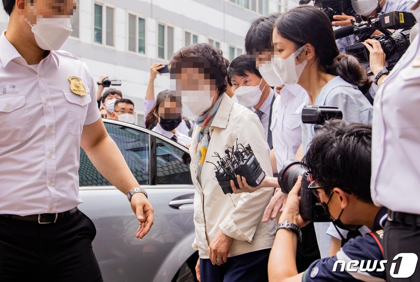 의료법 위반과 특정경제범죄 가중처벌 등에 관한 법률상 사기 혐의를 받는 윤석열 전 검찰총장의 장모 최모씨가 7월2일 오전 경기도 의정부시 의정부지방법원에서 1심 선고에 공판에 출석하고 있다.  2021.7.2/뉴스1 ⓒ News1 박세연 기자