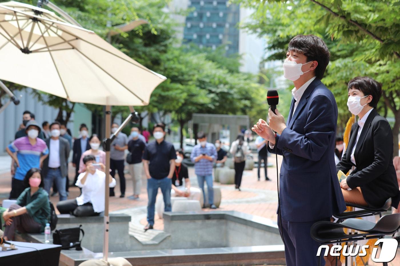 이준석 국민의힘 대표가 2일 경기도 성남 판교유스페이스 광장에서 열린 '분당판교 청년 토론배틀'에 참석해 인사말을 하고 있다. 2021.7.2/뉴스1 ⓒ News1 국회사진취재단