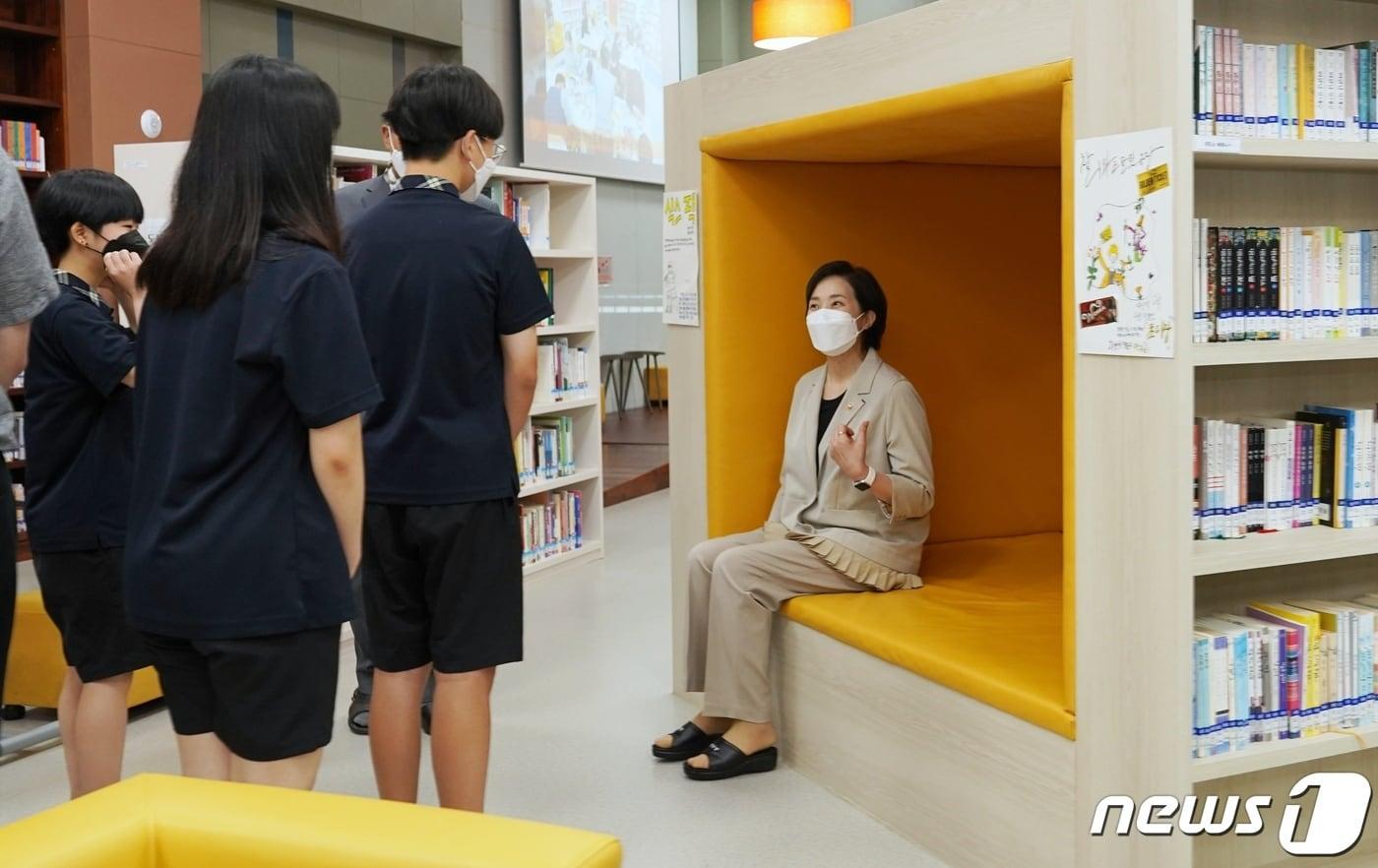 유은혜 부총리 겸 교육부 장관이 지난 2일 '그린스마트 미래학교'인 한 중학교를 둘러면서 학생들과 대화하고 있다. (교육부 제공)(사진은 기사 내용과 무관함)/뉴스1 ⓒ News1