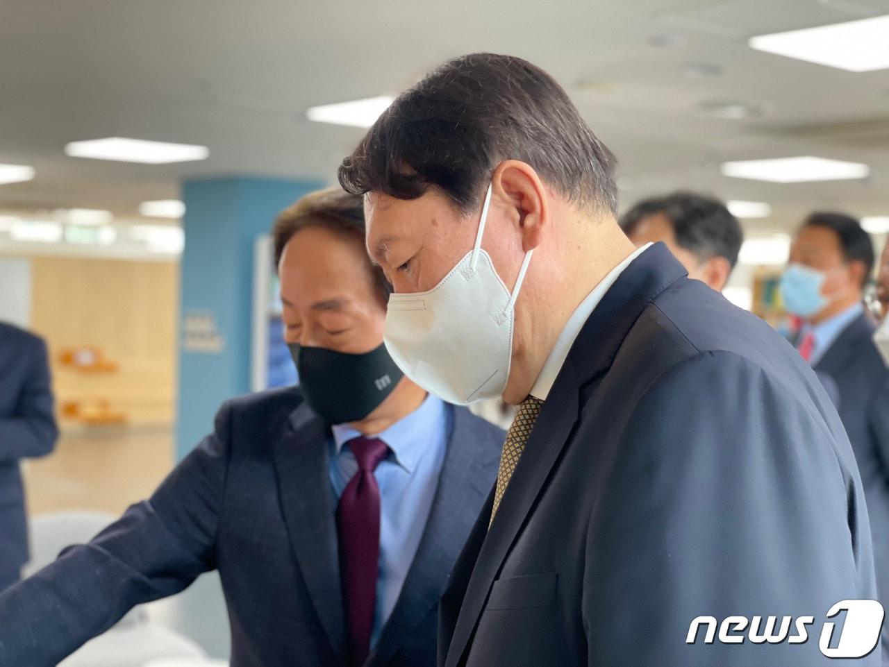 본문 이미지 - 대권 행보에 나선 윤석열 전 검찰총장이 2일 서울 동작구 김영삼 대통령 기념도서관을 방문해 김현철 김영삼민주센터 상임이사의 설명을 듣고 있다. (윤석열 캠프 제공) 2021.7.2/뉴스1 ⓒ News1 오대일 기자