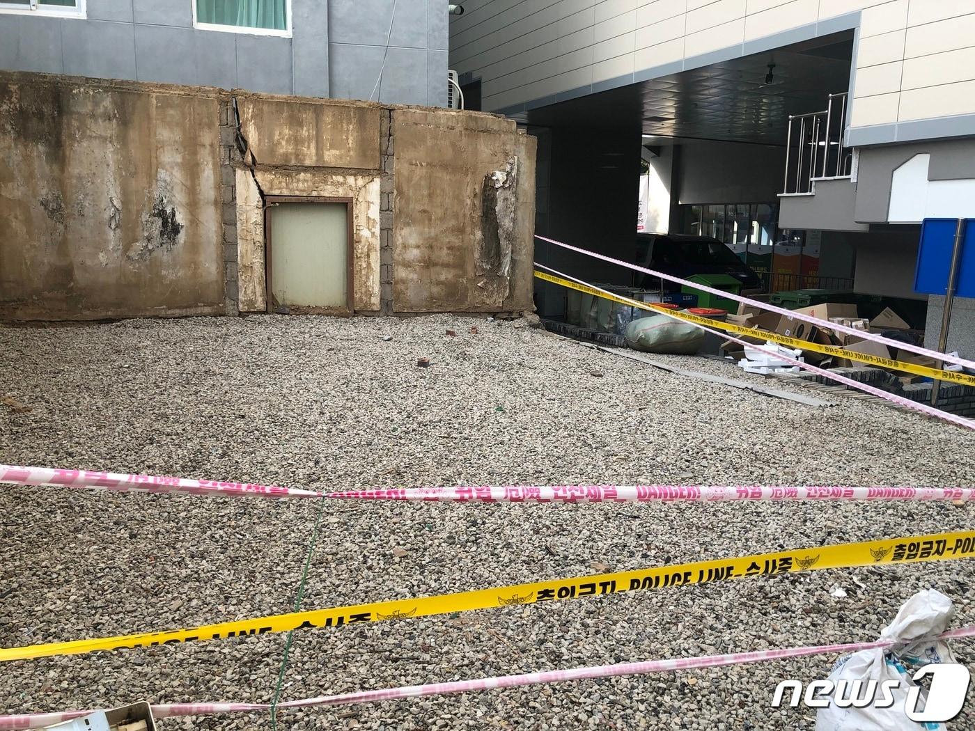 본문 이미지 - 대구의 중구 포정동의 고층 오피스텔 건물 인근 공터에서 숨진 채 발견된 여성 2명은 SNS를 통해 만난 사이로 밝혀졌다. 2일 대구 중부경찰서에 따르면 전날 오전 5시2분쯤 중구 포정동의 고층 오피스텔 건물 인근 공터에서 20대 초반으로 추정되는 여성 2명이 숨진 상태로 발견됐다. 사진은 사고 현장.ⓒ 뉴스1/남승렬 기자