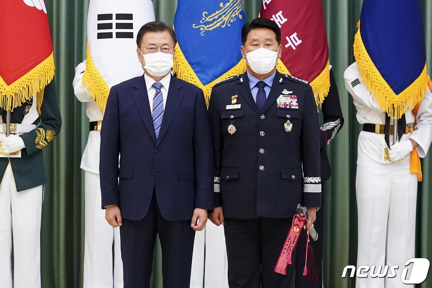 문재인 대통령(왼쪽)이 2일 청와대에서 박인호 공군참모총장과 기념사진을 찍고 있다. 2021.7.2/뉴스1 ⓒ News1 이광호 기자