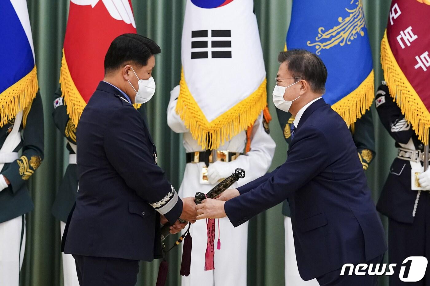 본문 이미지 - 문재인 대통령이 청와대에서 열린 박인호 공군참모총장 진급 및 보직 신고식에서 박 총장에게 삼정검 수치를 수여하고 있다. 2021.7.2/뉴스1 ⓒ News1 이광호 기자