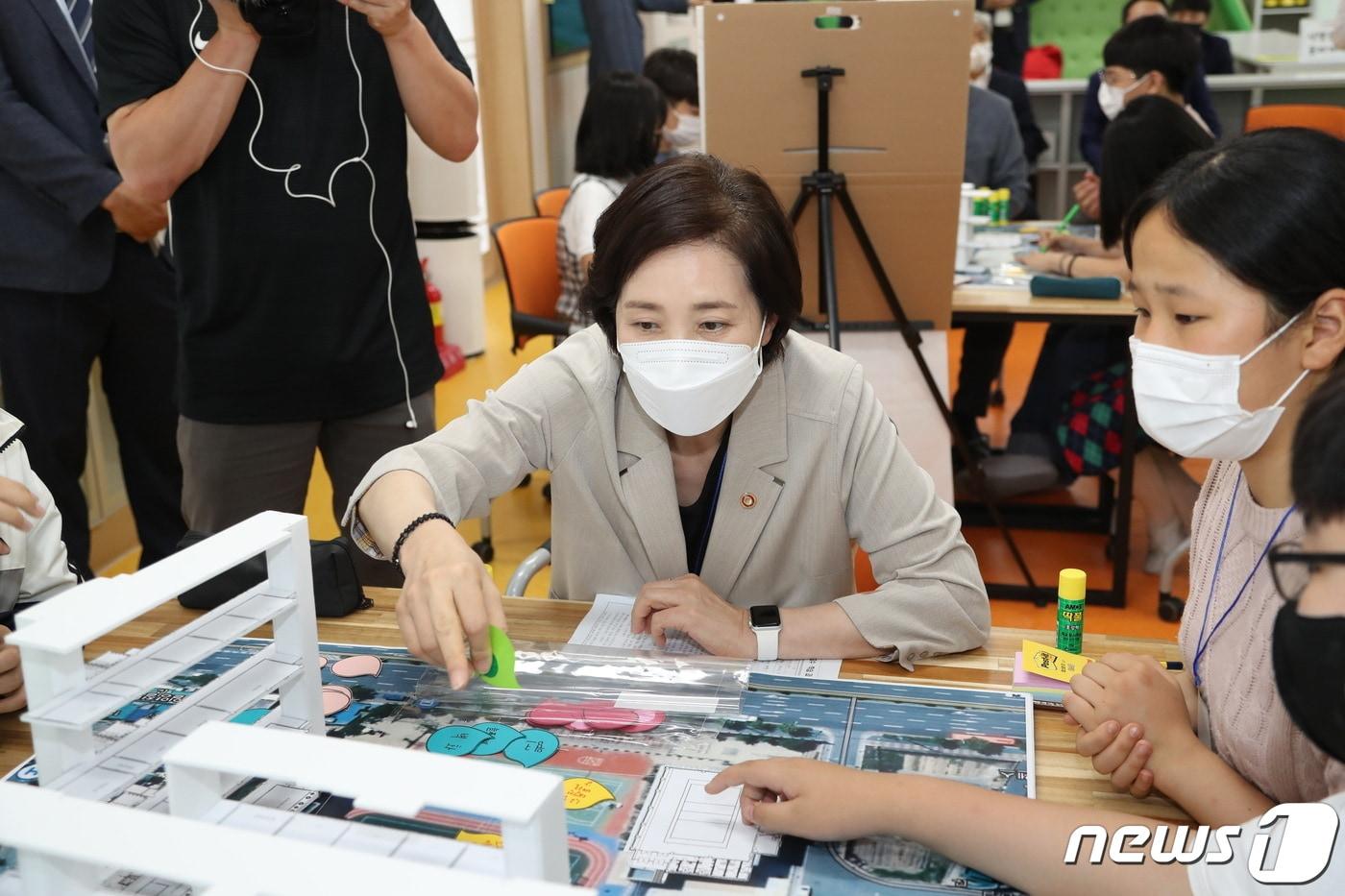 유은혜 부총리가 2일 목포용호초등학교를 방문, 공간다지인 수업에 참여했다.(전남도교육청 제공)2021.7.2/뉴스1