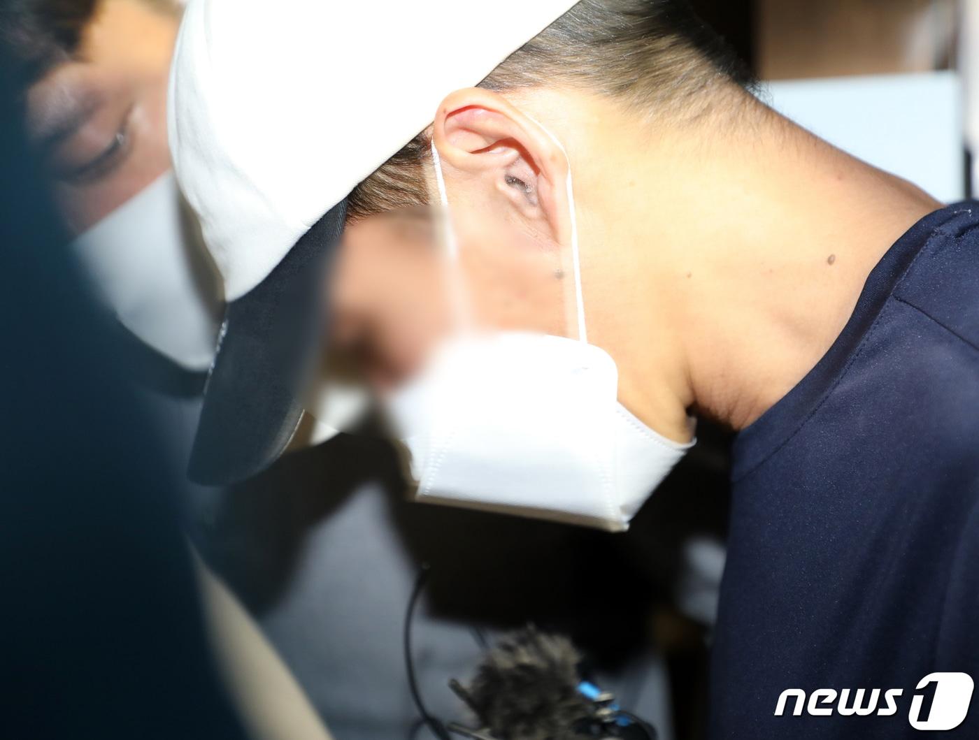 본문 이미지 - 지인과 공모해 옛 연인의 중학생 아들을 살해한 혐의를 받고 있는 40대 남성 A씨가 도주 하루 만인 19일 오후 8시57분쯤 제주동부경찰서로 호송되고 있다. A씨는 '살인 혐의를 인정하느냐'는 취재진의 질문에 "예＂라고 말했지만, '범행 동기가 무엇이냐'는 질문에는 ＂나중에 말씀드리겠다＂고 말을 아꼈다. 이어 '유족에게 할 말 없느냐'는 질문에 그는 ＂죄송합니다＂라고 짧게 답한 뒤 조사실로 들어갔다.2021.7.20/뉴스1 ⓒ News1 오미란 기자