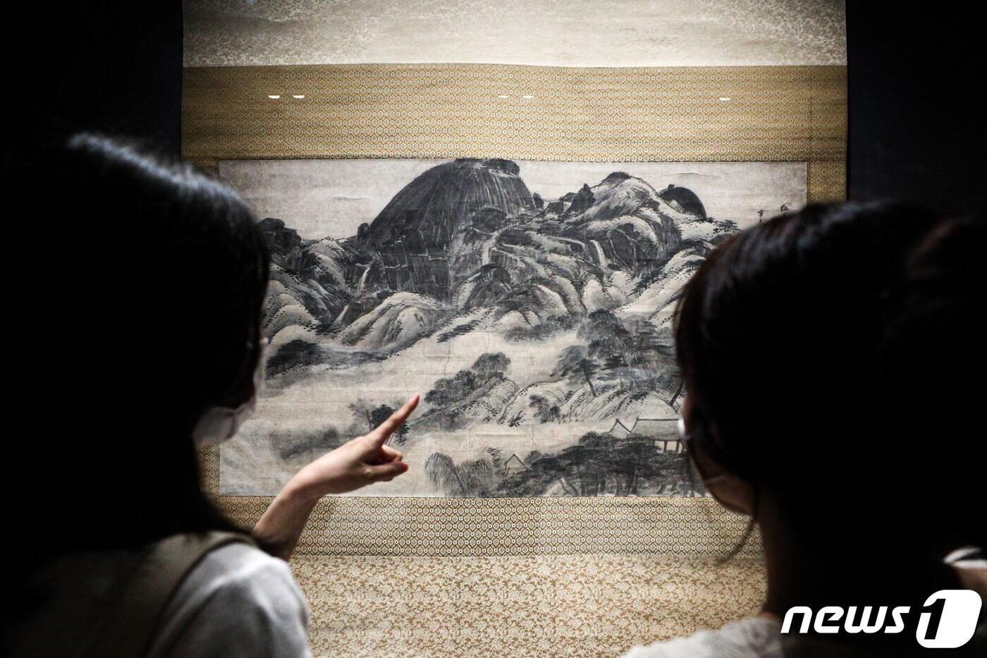 20일 오전 서울 용산구 국립중앙박물관에서 열린 '고 이건희 회장 기증 명품전' 언론공개회에서 참석자들이 겸재 정선의 '인왕제색도'를 살펴보고 있다. '위대한 유산을 함께 누리다-고 이건희 회장 기증 명품전'은 이건희 회장 기증품 중 시대와 분야를 대표하는 명품 45건 77점(국보·보물 28건 포함)을 선보이며 전시는 오는 9월 26일까지 계속된다. 2021.7.20/뉴스1 ⓒ News1 성동훈 기자