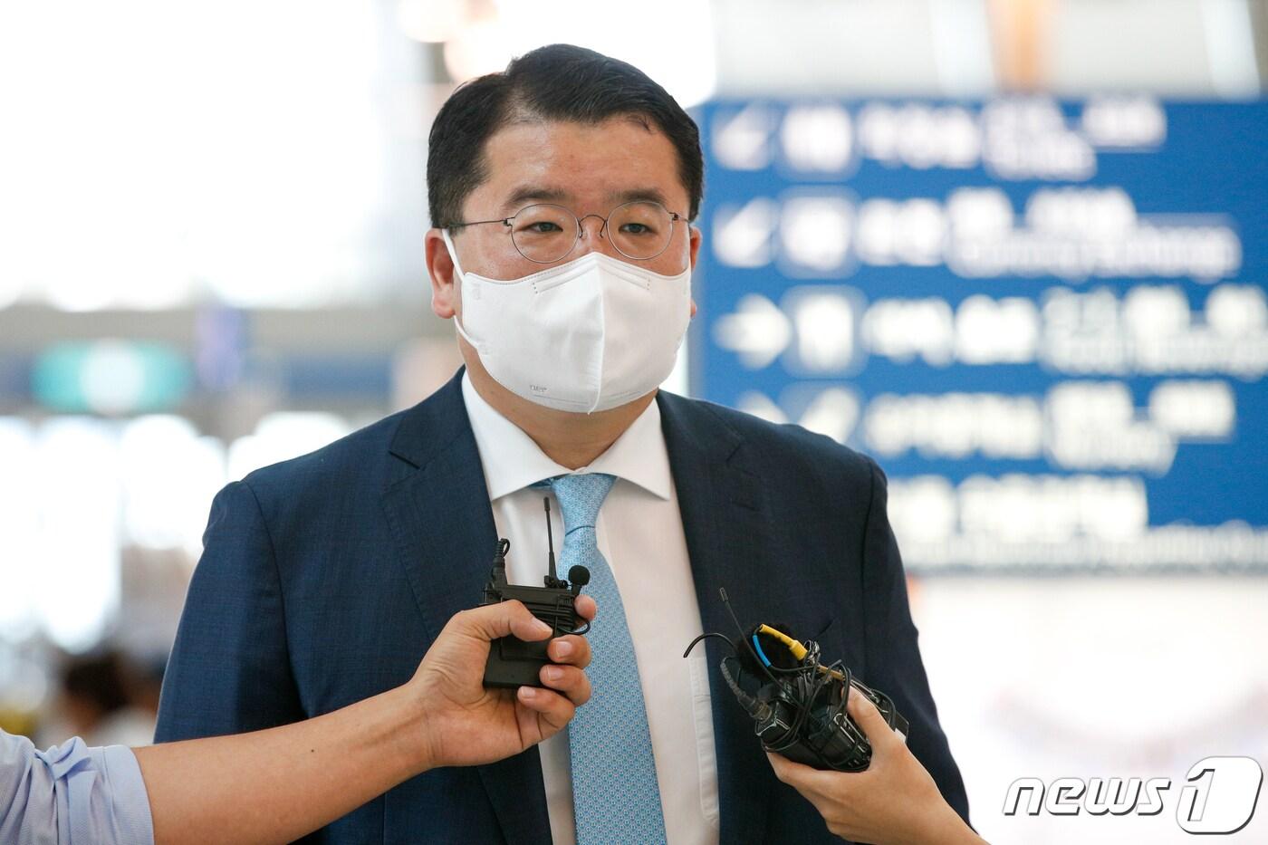 본문 이미지 - 최종건 외교부 제1차관이 20일 인천국제공항 1터미널에서 한일·한미일 외교차관협의 참석차 일본으로 출국하기 전 취재진 질의에 답하고 있다. 2021.7.20/뉴스1 ⓒ News1 안은나 기자