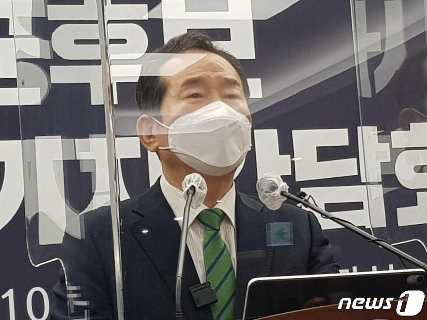 본문 이미지 - 더불어민주당 대선 예비후보인 정세균 전 국무총리가 20일 도청 프레스센터에서 충남지역 현안에 대한 정책 공약을 발표하며 지지를 호소하고 있다.ⓒ 뉴스1 최현구 기자