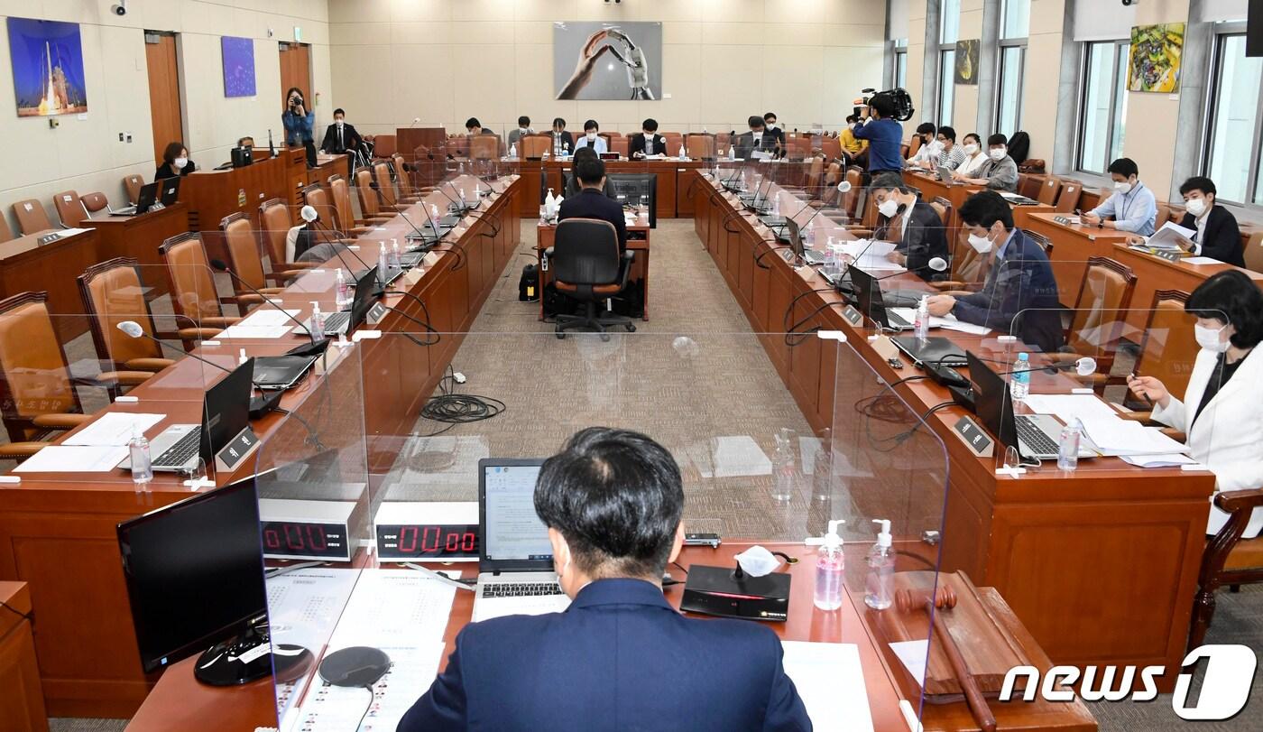 본문 이미지 - 조승래 과방위 안건조정위원회 위원장이 20일 서울 여의도 국회에서 구글플레이 인앱결제 강제를 막는 내용의 '구글갑질방지법'(전기통신사업법 일부개정법률안)에 관한 제3차 안건조정위원회 회의를 주재하고 있다. ⓒ News1 구윤성 기자