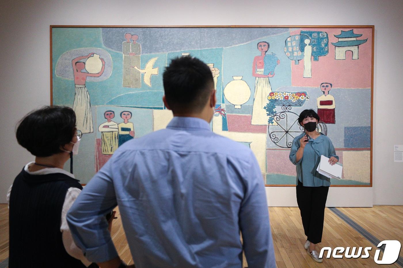 국립현대미술관이 20일 오전 서울 종로구 국립현대미술관에서 'MMCA 이건희컬렉션 특별전'을 언론에 공개하고 있다. 'MMCA 이건희컬렉션 특별전: 한국미술명작'은 이건희 컬렉션 총 1,488점 중 20세기 초중반 한국미술 대표작이 전시되며 내년 3월 13일까지 계속된다. 2021.7.20/뉴스1 ⓒ News1 성동훈 기자