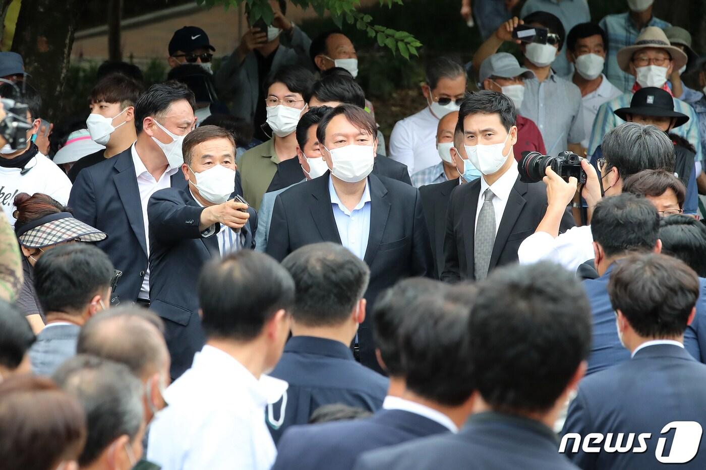 야권 대선주자인 윤석열 전 검찰총장이 20일 오전 대구를 찾아 2.28민주의거기념탑에 참배하기 위해 인파를 헤쳐나가고 있다. 2021.7.20/뉴스1 ⓒ News1 공정식 기자