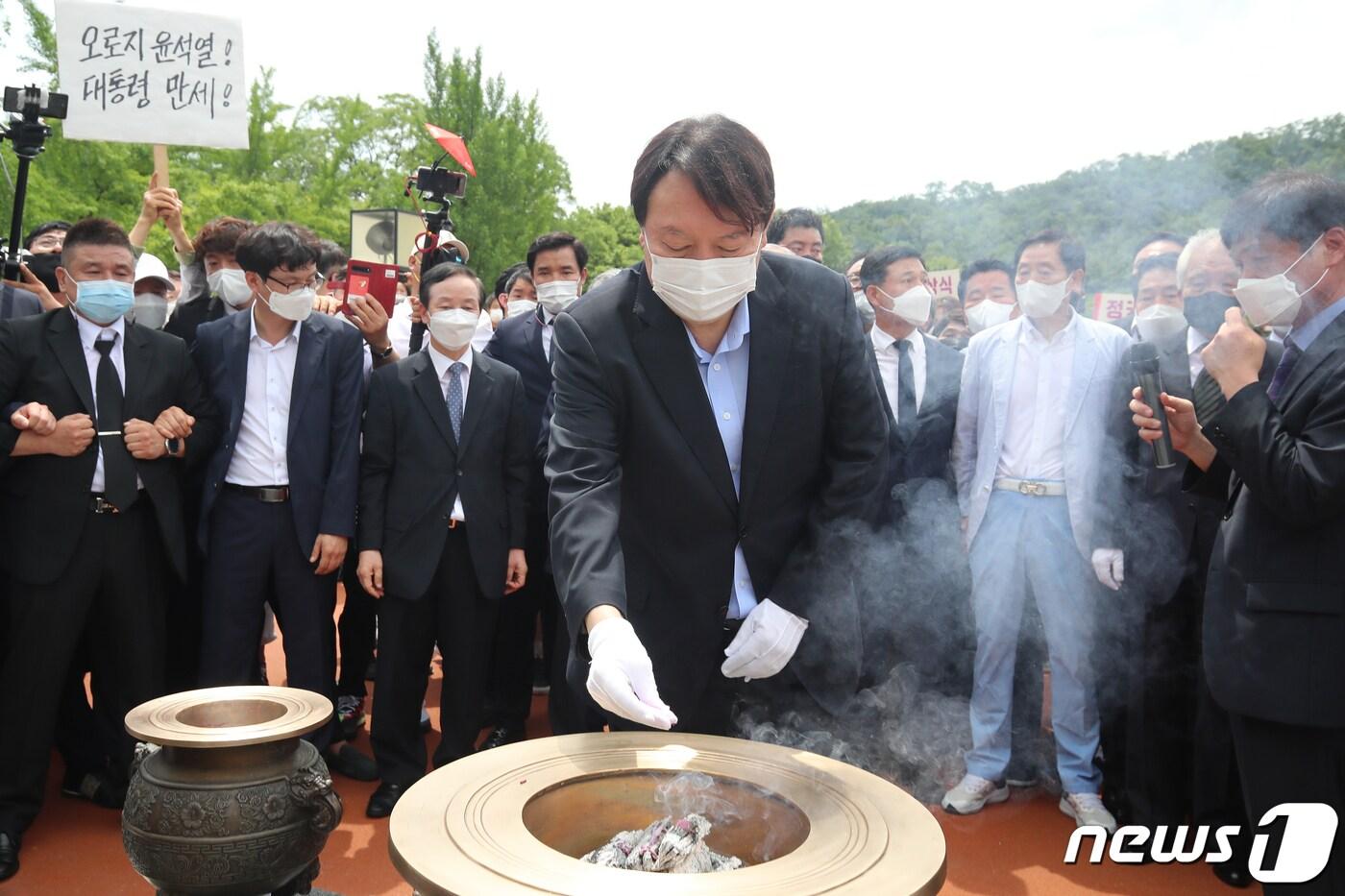 야권 대선주자인 윤석열 전 검찰총장이 20일 오전 대구 2.28민주의거기념탑을 찾아 참배하고 있다. 2021.7.20 /뉴스1 ⓒ News1 공정식 기자