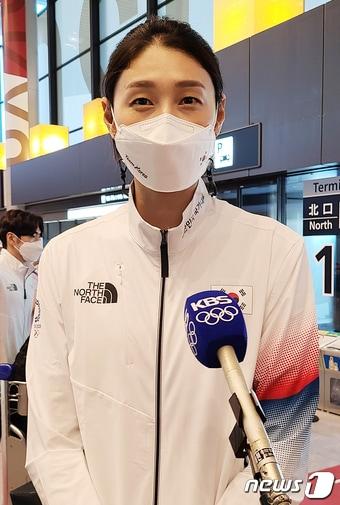 본문 이미지 - 2020 도쿄올림픽 배구 종목에 출전하는 김연경이 20일 오후 일본 나리타 국제공항을 통해 입국하며 취재진 질문에 답변하고 있다. 2021.7.20/뉴스1 ⓒ News1 이재상 기자