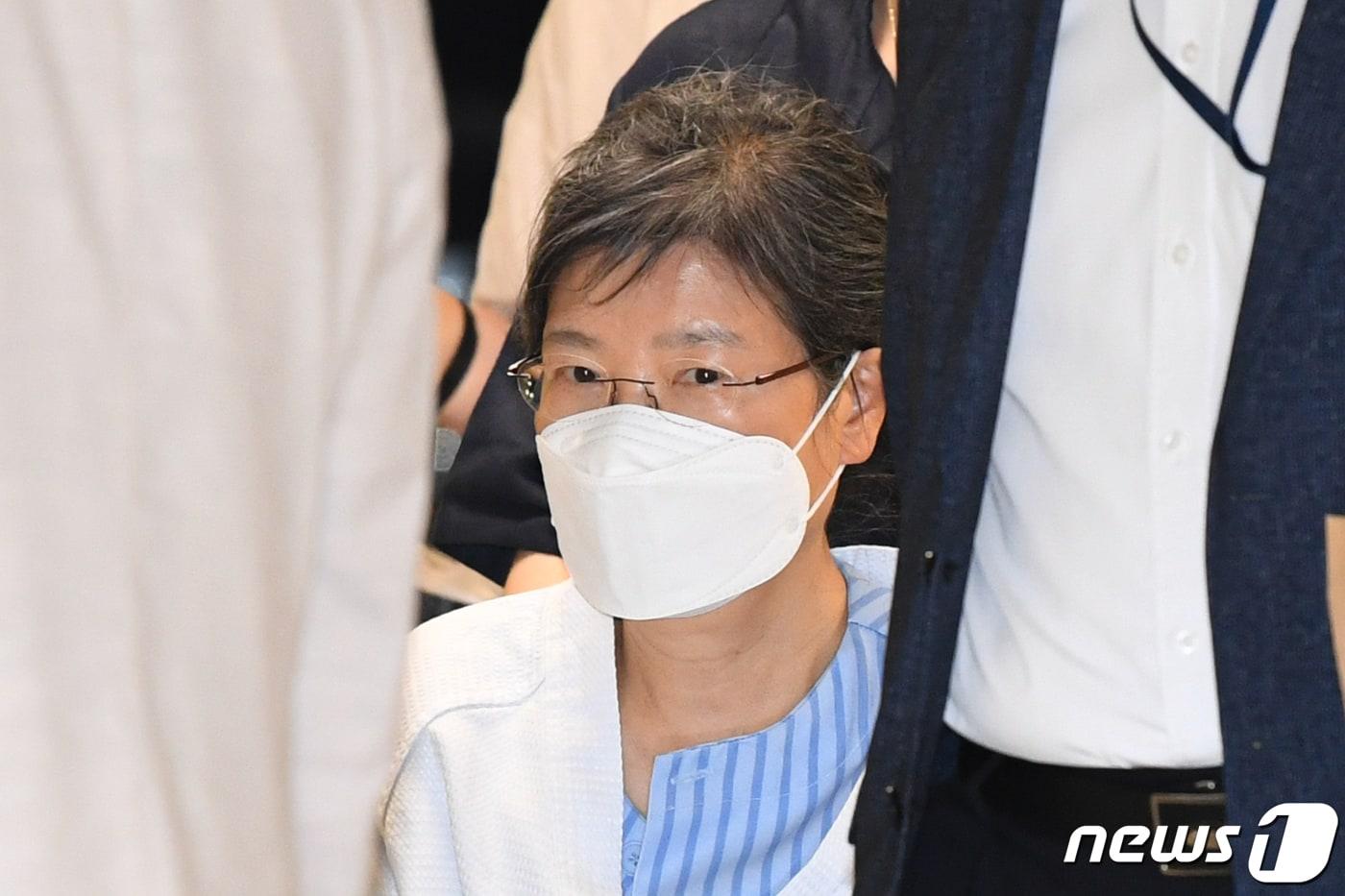 본문 이미지 - 최근 건강 악화를 호소해온 박근혜 전 대통령이 입원을 위해 20일 오후 서울 서초구 서울성모병원에 도착하고 있다. 2021.7.20/뉴스1 ⓒ News1 성동훈 기자