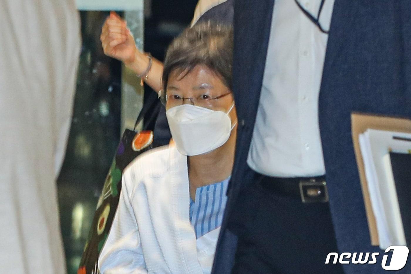 본문 이미지 -   박근혜 전 대통령이 입원을 위해  지난7월20일 서울 서초구 서울성모병원에 도착하고 있다. 2021.7.20/뉴스1 ⓒ News1 성동훈 기자