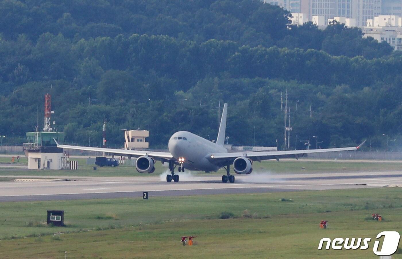 경기 성남시 소재 서울공항의 9월 내 ‘비행안전구역 변경 고시’ 기대감이 높아지고 있다. 사진은 지난 2021년 7월 20일 청해부대 제34진 장병들을 태운 공군 다목적 공중급유수송기 KC-330 &#39;시그너스&#39;가 서울공항에 착륙하고 있는 모습. 2021.7.20/뉴스1 ⓒ News1 김영운 기자