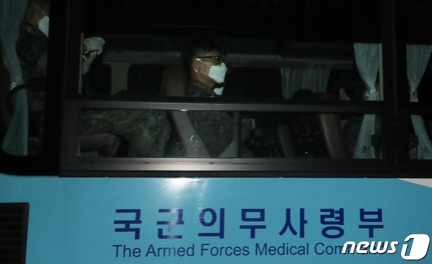 본문 이미지 - 해외파병 임무 수행 중 신종 코로나바이러스 감염증(코로나19) 확진자가 발생한 청해부대 장병들을 태운 버스가 지난 20일 오후 충북 보은군 사회복무연수센터로 도착하고 있다. 2021.7.20/뉴스1 ⓒ News1 김용빈 기자